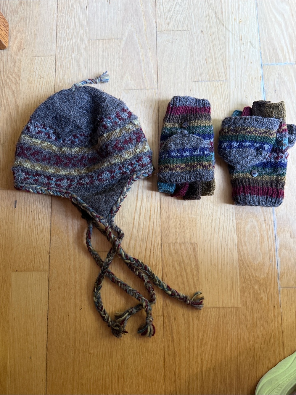 NWOT Lost Horizons hat and gloves set